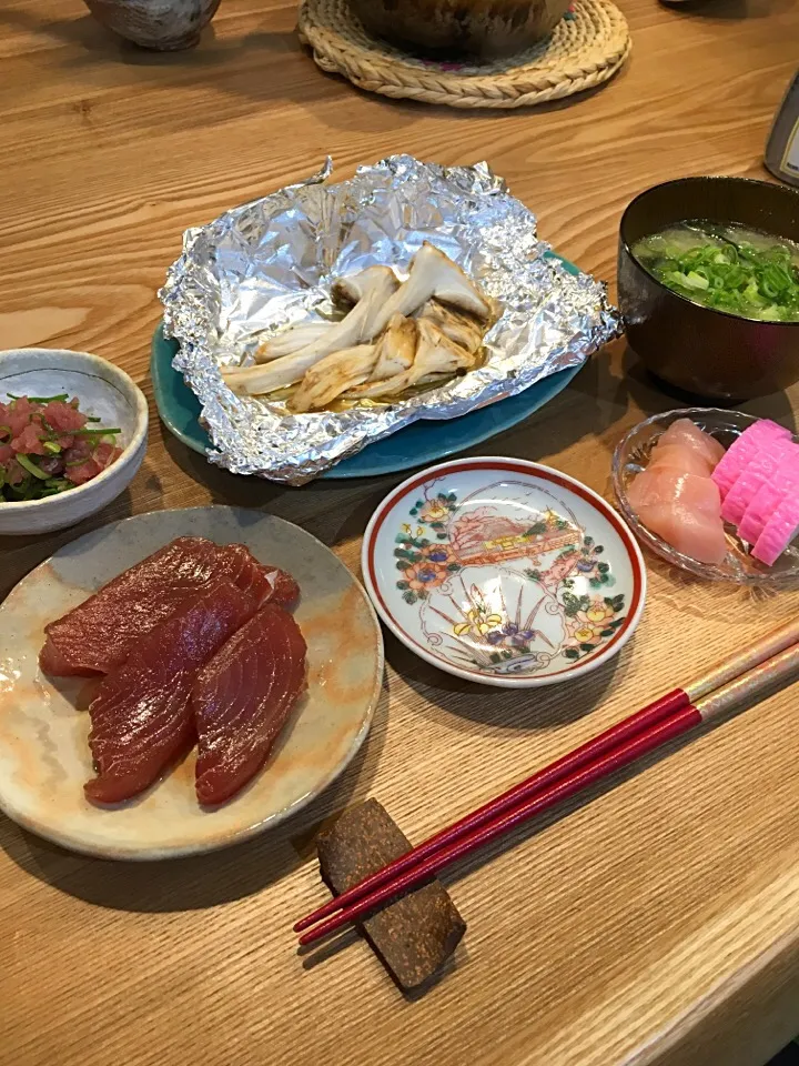 今夜は少し贅沢を♪

焼き松茸
漬けマグロ
ネギマグロ
鶏ささみのお造り
別寅さんのかまぼこ
味噌汁|Momo Hanaさん