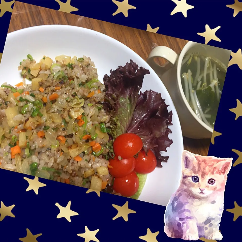 今日の晩ごはん。
残りもので焼飯つくりました。
豆もやしがなかったので普通のもやしとワカメのスープと。|岸野 令子さん