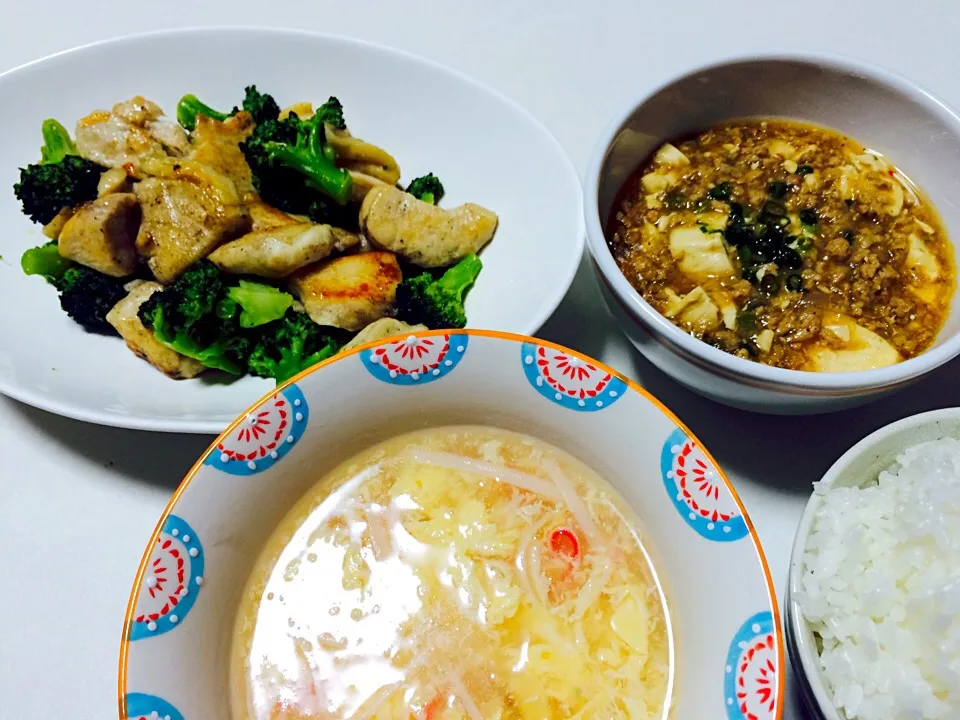 Snapdishの料理写真:鶏とブロッコリーの塩炒め
麻婆豆腐
玉子の中華スープ|あいさん