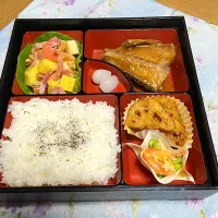 本日の賄い弁当（サバの味噌煮、さつま芋とリンゴの秋色サラダ、レンコンの甘辛煮、餃子の皮カップのエビマヨ焼き）|スコネコさん