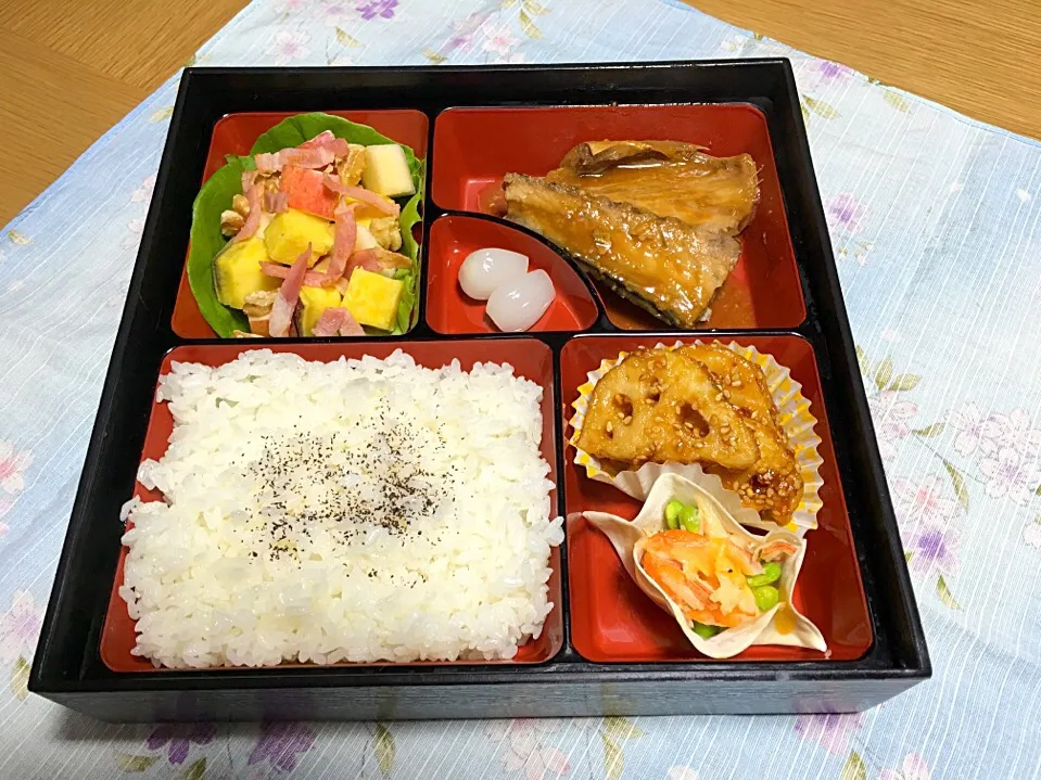 Snapdishの料理写真:本日の賄い弁当（サバの味噌煮、さつま芋とリンゴの秋色サラダ、レンコンの甘辛煮、餃子の皮カップのエビマヨ焼き）|スコネコさん