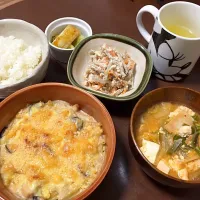 Snapdishの料理写真:ごはん、味噌汁、ゴボウとニンジンとハムの白和え、ネギのバターポン酢炒め、グラタン|ちえさん