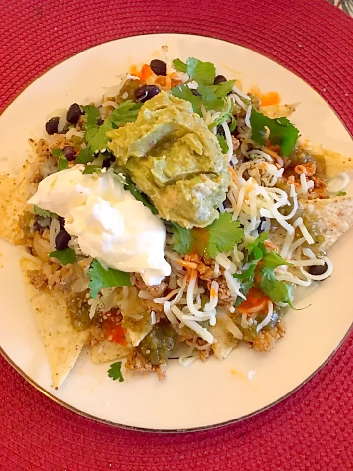 Snapdishの料理写真:7 layers nacho goodness
White corn tortilla chips, ground turkey, black beans, green tomatillo salsa, mexican blend cheese, sourcream, guacamole🌶|🌺IAnneさん