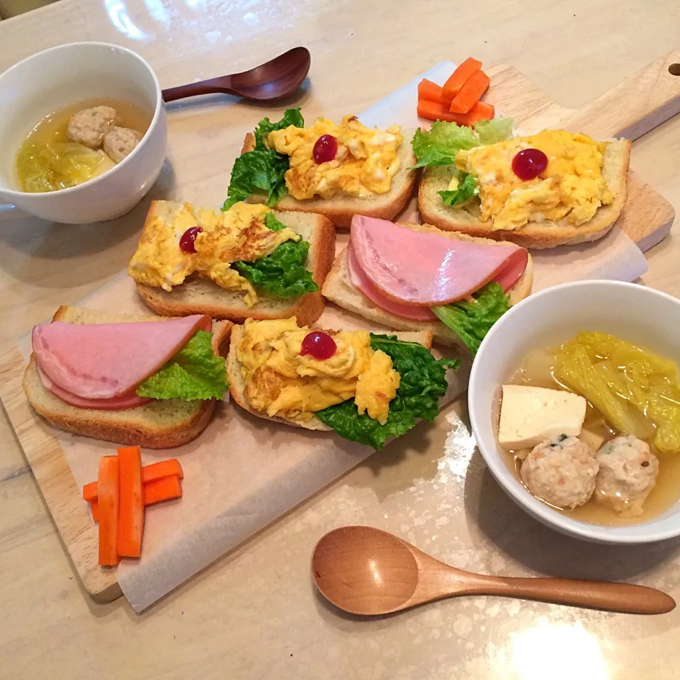 Snapdishの料理写真:朝食‼️ 手作りパンを使ったサンドイッチだよ😊👍 ピクルスも手作りだよ✨|Booパパさん