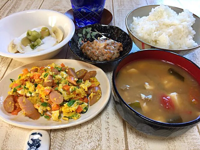 今日の男飯(＞人＜;)朝ごはんバージョン♬
スクランブルエッグもどきand黒はんぺんと大根とトマトとわかめの味噌汁and納豆andバナナヨーグルトwithピクルス♬|ひーちゃんさん