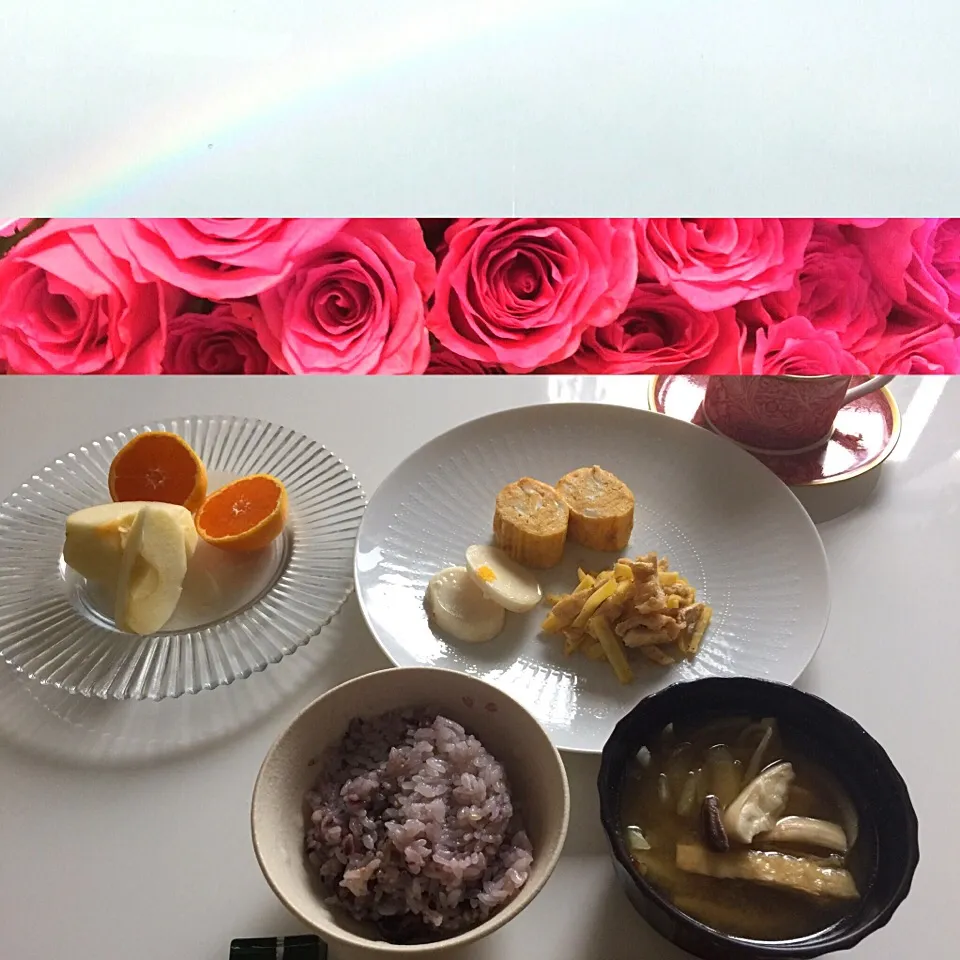 Snapdishの料理写真:朝ごはん、色がなんだか黄色ベースですが、黄人参とお揚げの甘辛煮 山わさび入りの卵焼き、冷蔵庫で干からびかけた歯ごたえしっかりのエリンギ入りお味噌汁、等😊|たうさん