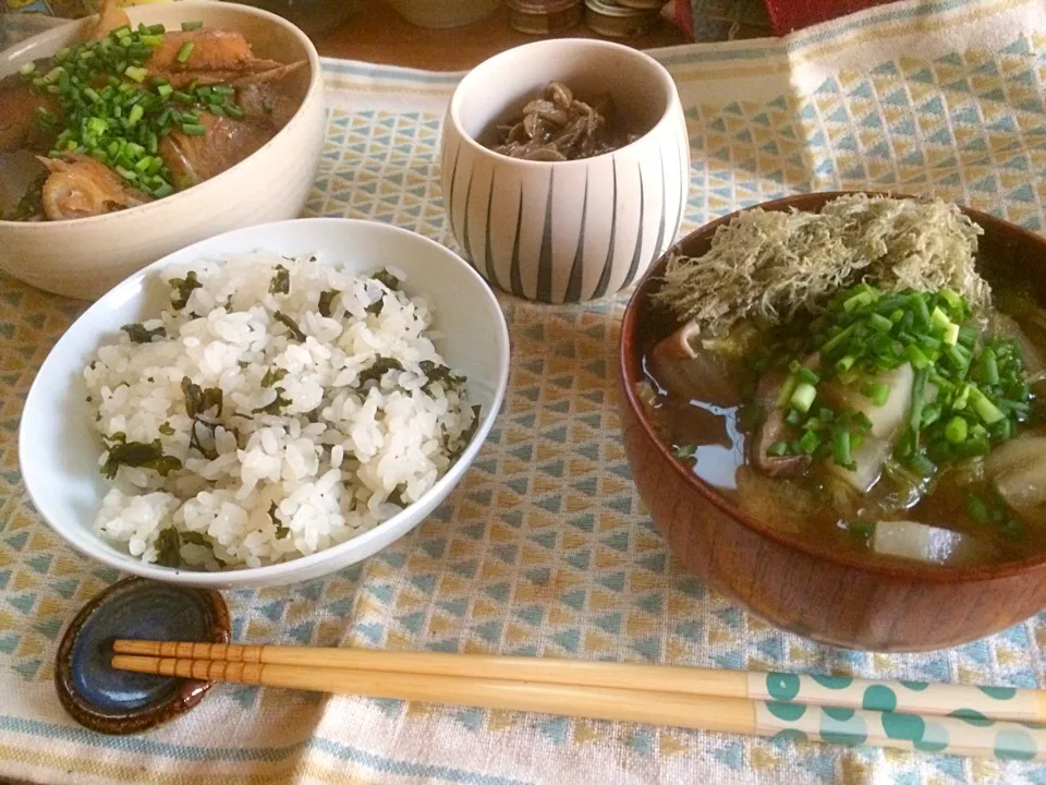 朝ごはん★鰤のあら煮、たっぷりきのこの佃煮、みそ汁、ワカメごはん|ハルさん