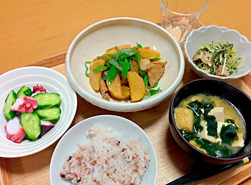 長芋ネギ豚肉の甘酢炒め煮、水菜キャベツベーコン炒め、タコ梅酢キュウリ、豆腐とワカメの味噌汁|ねむねこさん