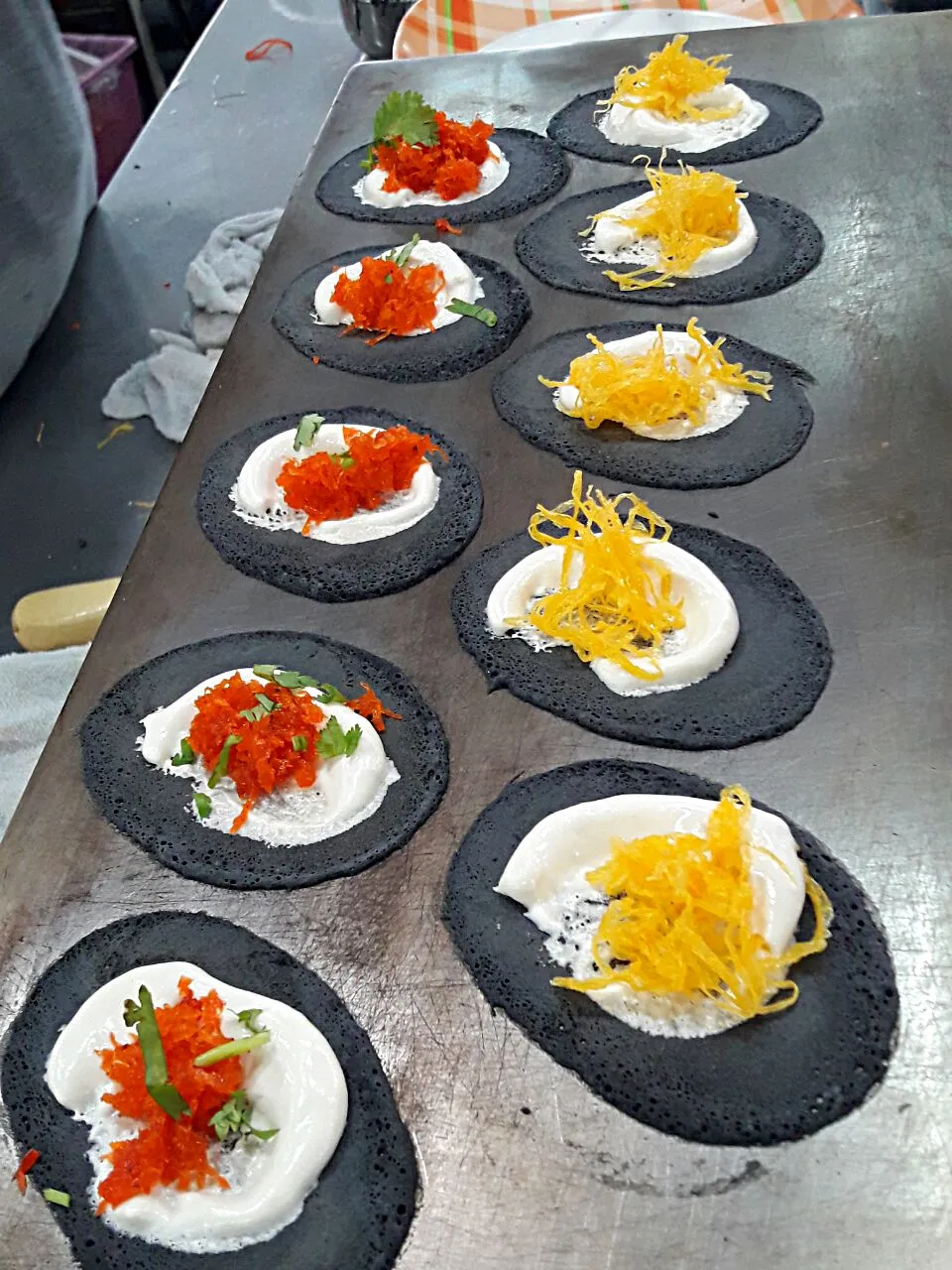 Snapdishの料理写真:Thai Crispy Charcoal Pancake (Kanom Buang)|Jeab Lertさん