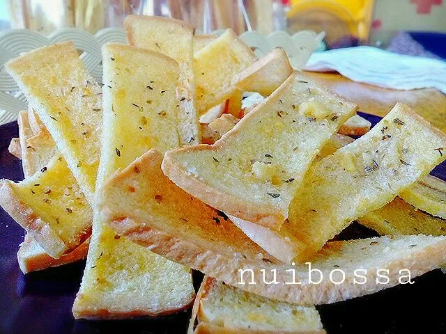 "ปังกรอบเนย-กระเทียม"🍞😋
 #ขนมปัง💚💛😁|nuibossa fb.Nui Bossaさん