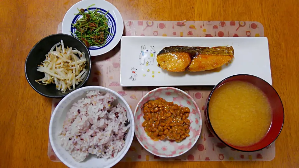 Snapdishの料理写真:１１月１６日　鰆の蒲焼き　納豆　豆苗のおひたし　もやしのナムル　お味噌汁|いもこ。さん