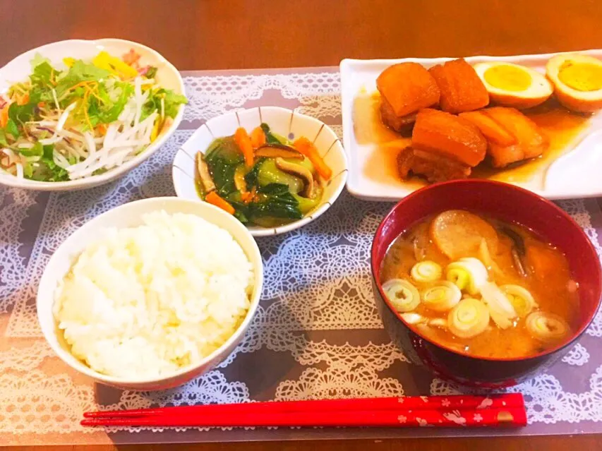 豚の角煮と煮卵＊
チンゲンサイの炒め物＊
大根のサラダ＊
きのこの味噌汁＊|anna☺︎さん