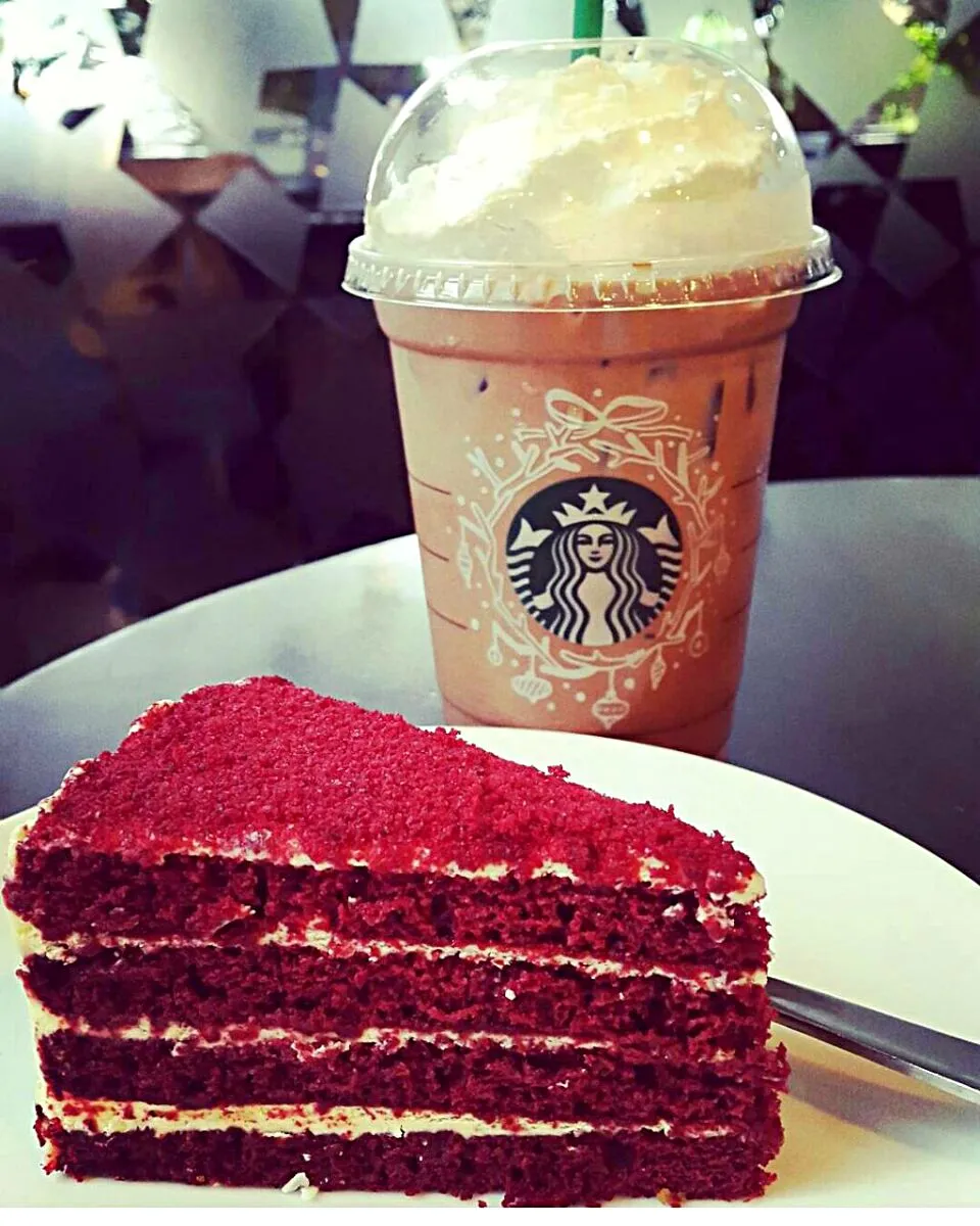 Scarlet Velvet Cake and Signature Ice Chocolate Hazelnut|retty pbさん