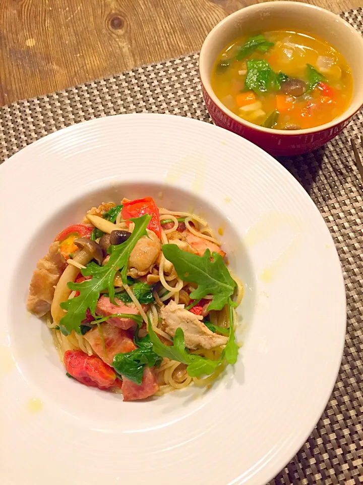 日曜日のパスタ🍝今日はガーリックチキンと厚切りベーコン、フルーツトマトのオイルパスタ🍗🍅🍃
たっぷり野菜のミネストローネ🍲✨|まみりんごさん