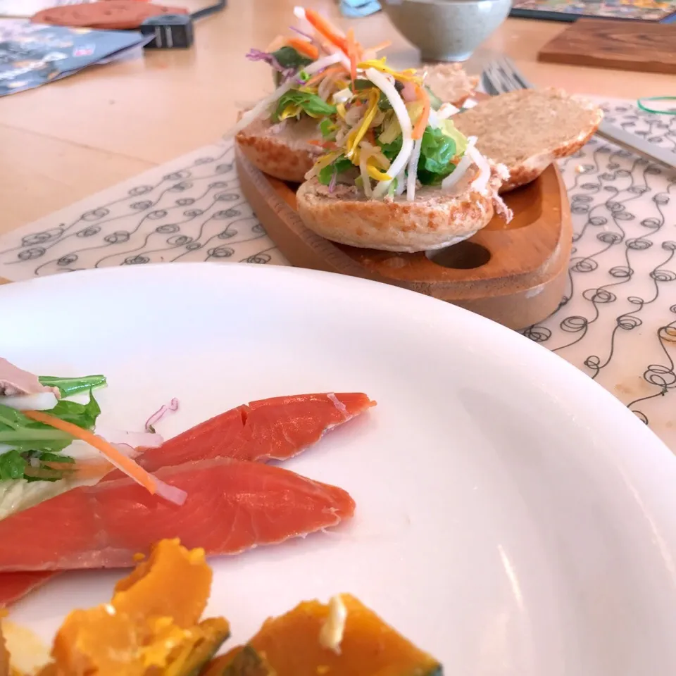 スモークサーモンと野菜のサラダ🍽フォアグラのパテと野菜のサンドウィッチ❣️|yasuko murakamiさん