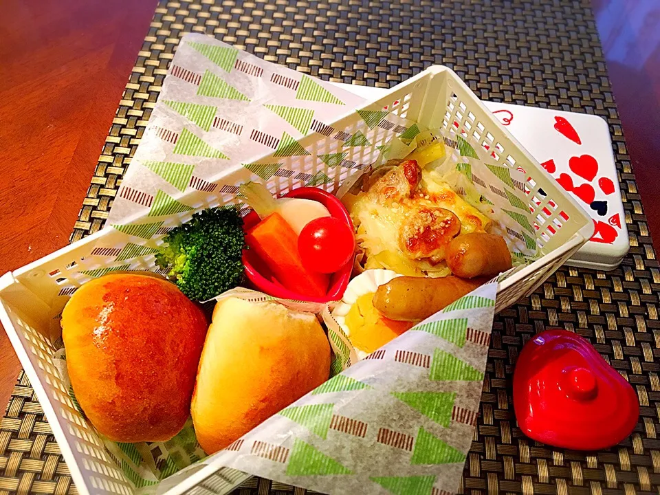 Snapdishの料理写真:焼きピロシキとグラタンのお弁当♪|72roseさん