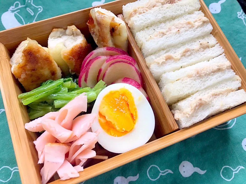 夫弁当

☆ツナサンド
☆チーズ入りチキングリル
☆小松菜の中華炒め
☆レディーサラダの浅漬け
☆ゆで卵
☆ハム|☆アスカ☆さん