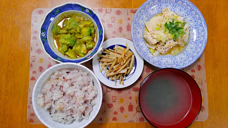 １１月17日　蒸し鶏のネギ塩ダレ　アボカドの薬味ポン酢和え　ごぼうの塩炒め　わかめスープ|いもこ。さん