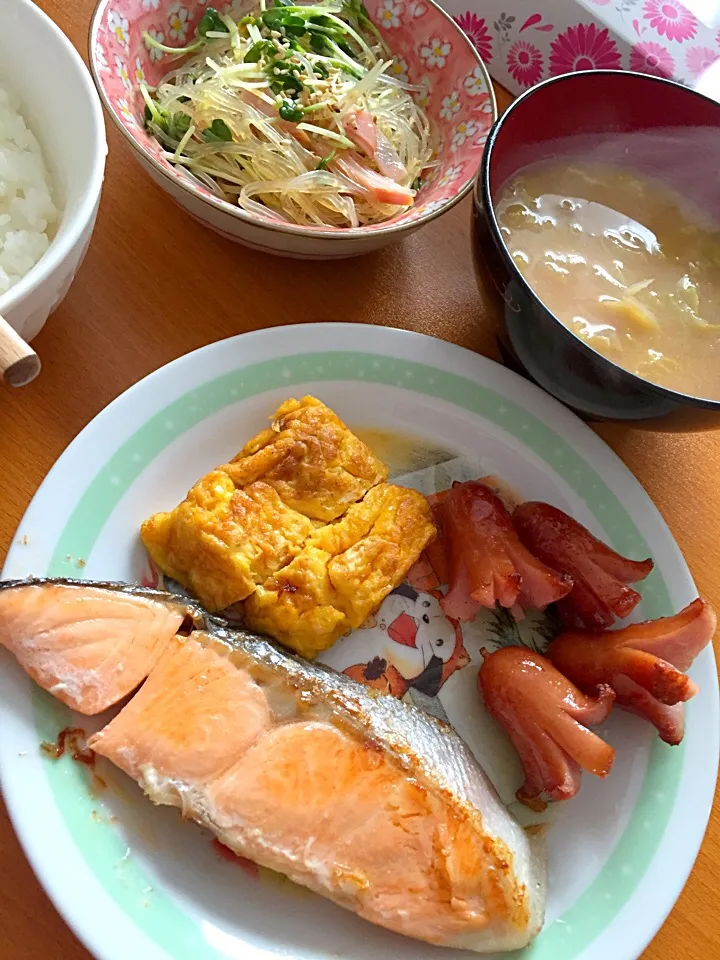 春雨サラダ、白菜のお味噌汁、焼き鮭、卵焼き、たこさんウィンナー
2016.11.21|ゆさん