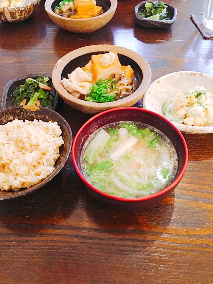 今日は、お昼までなので友達とランチ。
カフェなのに玄米定食。
家でも作れるメニューだけどね。|るりさん