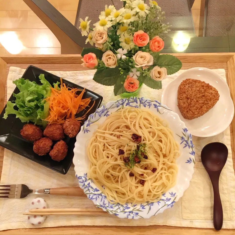 Snapdishの料理写真:11/21❤︎娘の晩ごはん❤︎
・bottargaパスタ
・ひとくちから揚げ&サラダ
・焼きおにぎり|Makinsさん