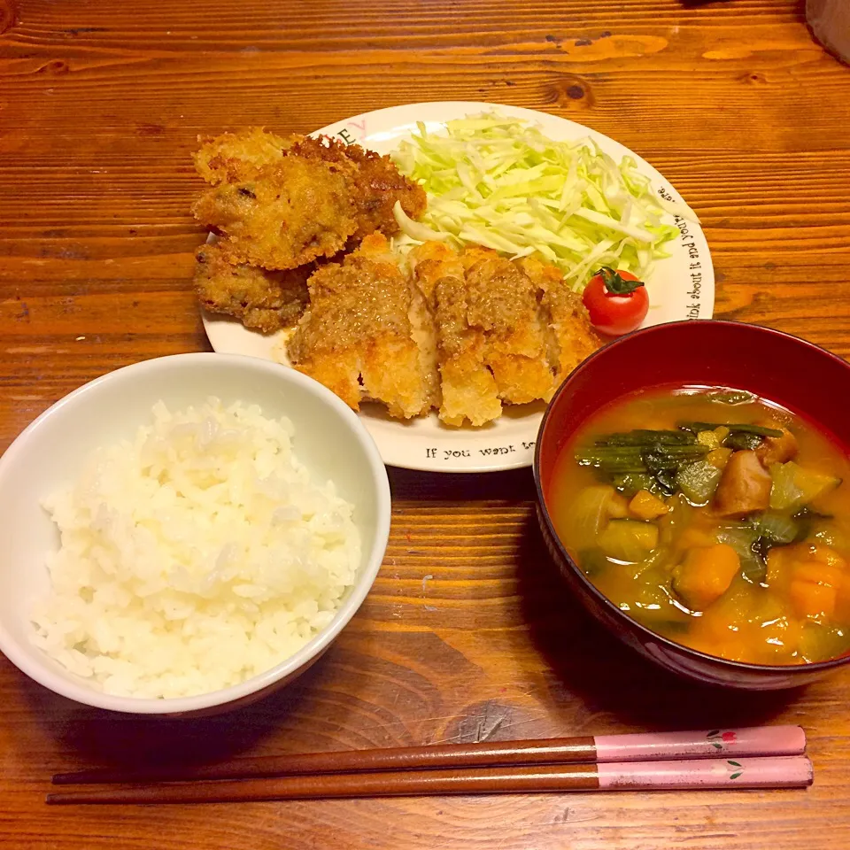 今日の晩御飯🍽
ゴマだれチキンカツ🍖
カキフライ🐟
緑黄野菜のミネストローネ🍲
サラダ🍅
ごはん🍚|のっずーさん