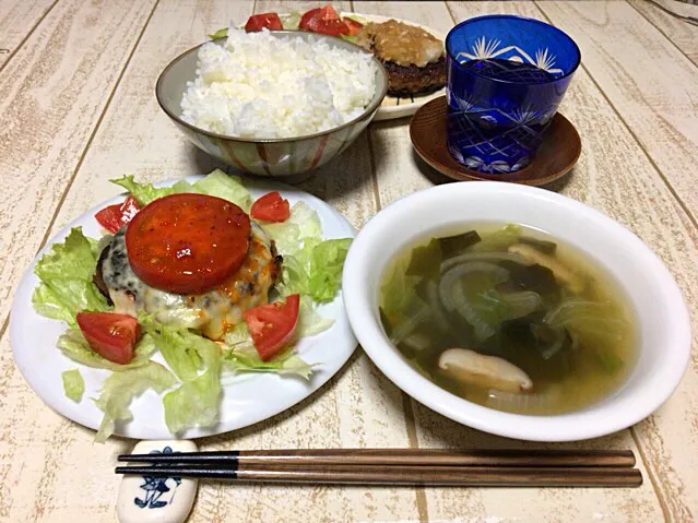 Snapdishの料理写真:今日の男飯(＞人＜;)晩ご飯バージョン♬
和風おろしハンバーグ♬
トマトチーズハンバーグ♬
レタスとわかめと玉ねぎのコンソメSOUP男|ひーちゃんさん