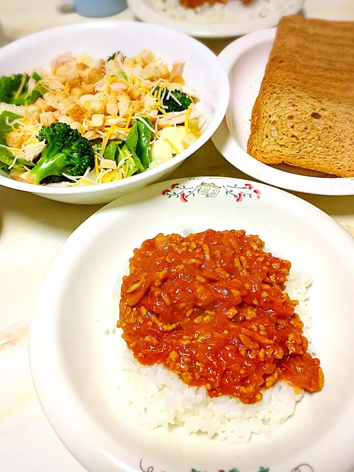 シーザーサラダ･トマト入ドライカレー･ラスクに乗せても美味しいよ〜٩(◜ᴗ◝ )۶|えみさん