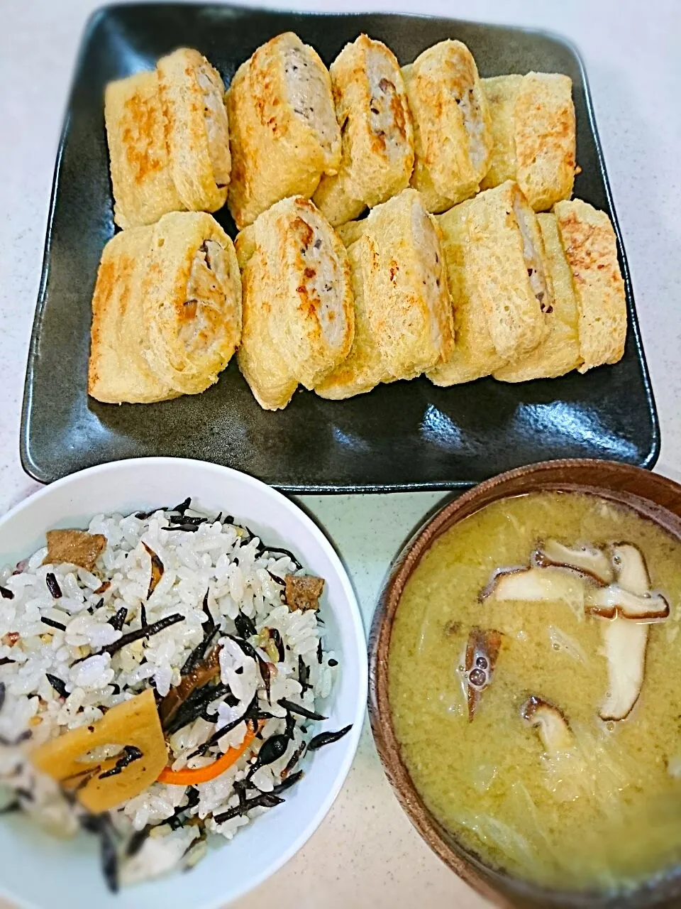 稲荷ギョーザ・ひじきの混ぜご飯・白菜と椎茸の味噌汁❤|ゆっこさん