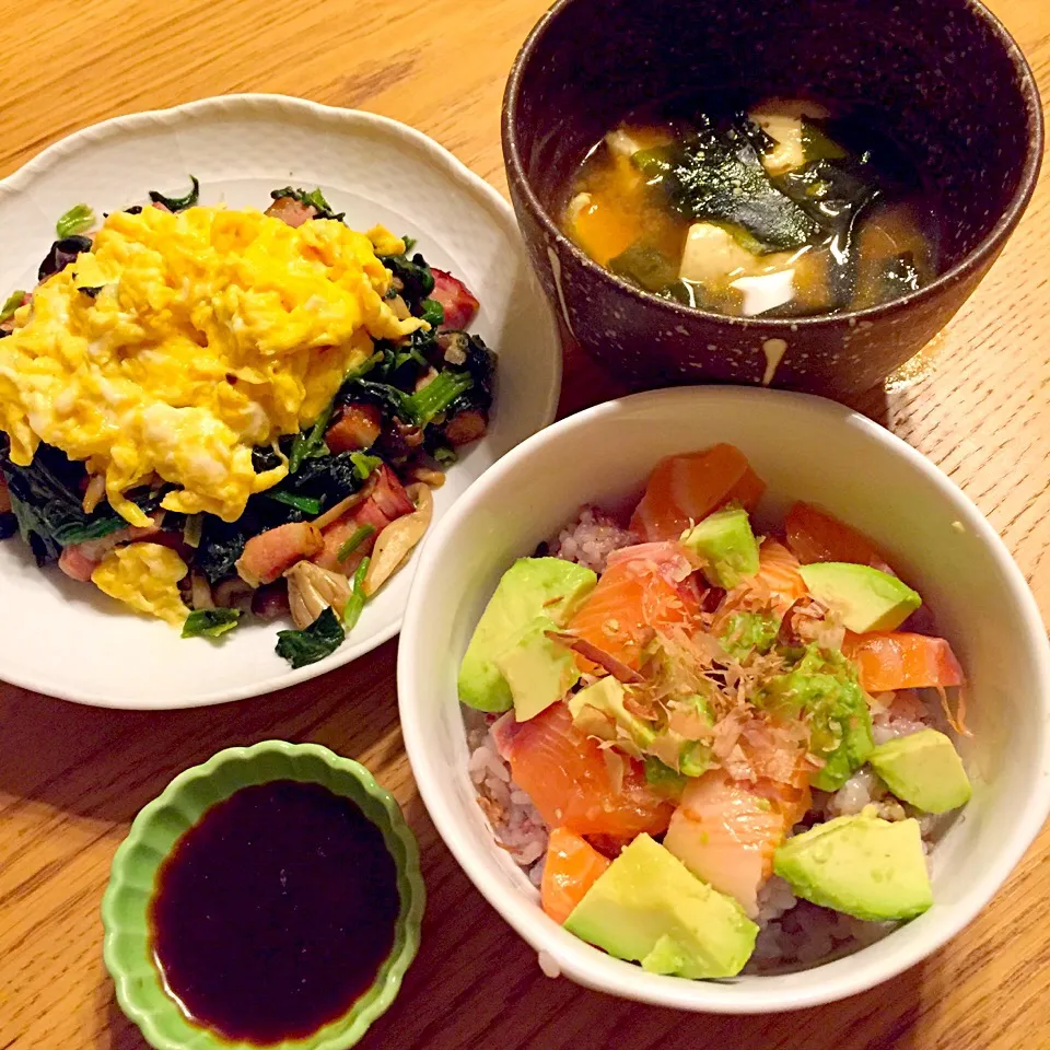 Snapdishの料理写真:サーモンアボカド丼
豆腐とワカメの味噌汁
ベーコンとほうれん草の卵とじ|まよまよさん