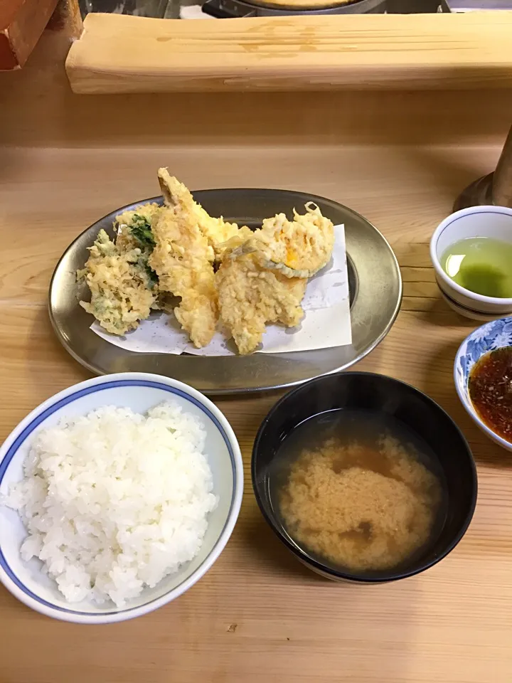 シジミの味噌汁。炊きたてのご飯。カボチャ。エビ。イカ。春菊。キス。穴子。揚げたては美味いに決まってるよね^_^|MORiさん