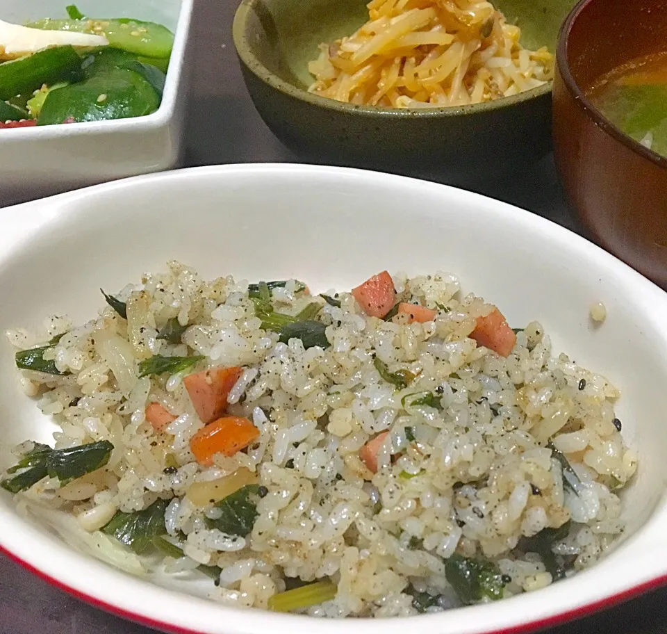 晩ごはん  ウインナーとセロリの葉のふりかけと黒胡麻の焼きめし もやしの味噌ナムル  きゅうりといかの和え物  変な味の味噌汁|ぽんたさん