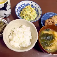 Snapdishの料理写真:ごはん
わかめと油揚げの味噌汁
卵サラダ(枝豆コーン玉ねぎアボカド入り)
ゴボウネギ豚肉のしょうが炒め|ちえさん