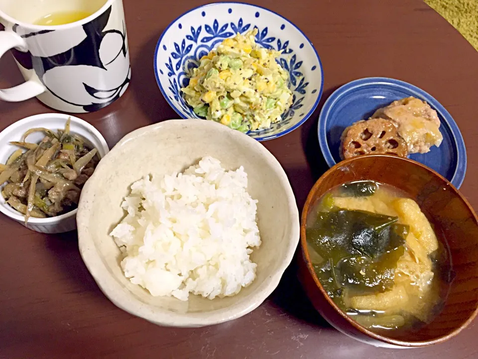 ごはん
わかめと油揚げの味噌汁
卵サラダ(枝豆コーン玉ねぎアボカド入り)
ゴボウネギ豚肉のしょうが炒め|ちえさん