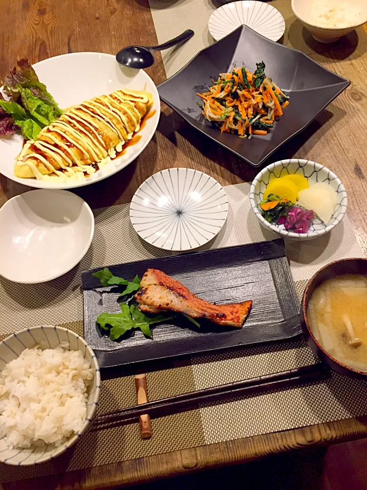 今日の晩ごはん🍚
金目鯛の西京漬け焼き🐟とん平焼き、にんじん、もやし、ほうれん草のミックスナムル🍃お漬物、大根とシメジ、油揚げのお味噌汁💛|まみりんごさん