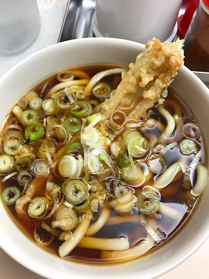 立ち食い？椅子があるから「座り喰い！」の蕎麦屋     写真は「ちくわ天うどん！」(^O^)／|shinozakiさん