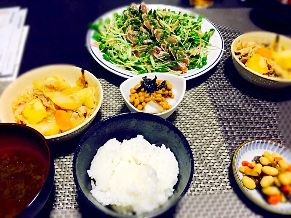 肉じゃが、カツオの味ポンかけ、あおさ味噌汁、豆の煮物、大根の納豆乗せ|ありかさん