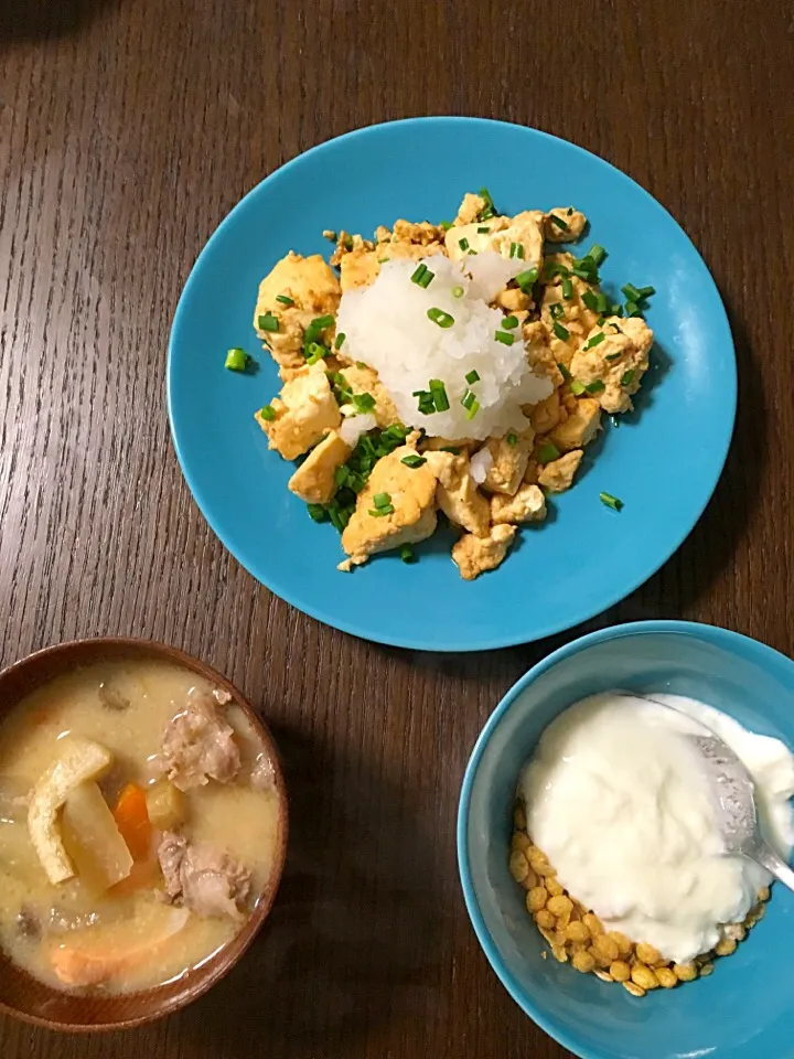 11月22日朝ごはん 雷豆腐 粕汁 ヨーグルト|やすこさん