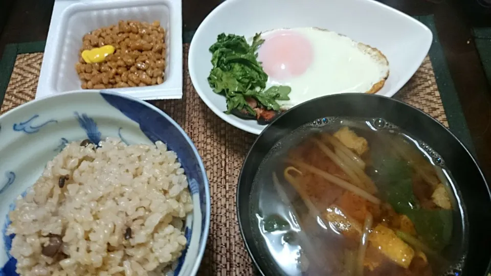 目玉焼き＆納豆＆もやしの味噌汁|まぐろさん