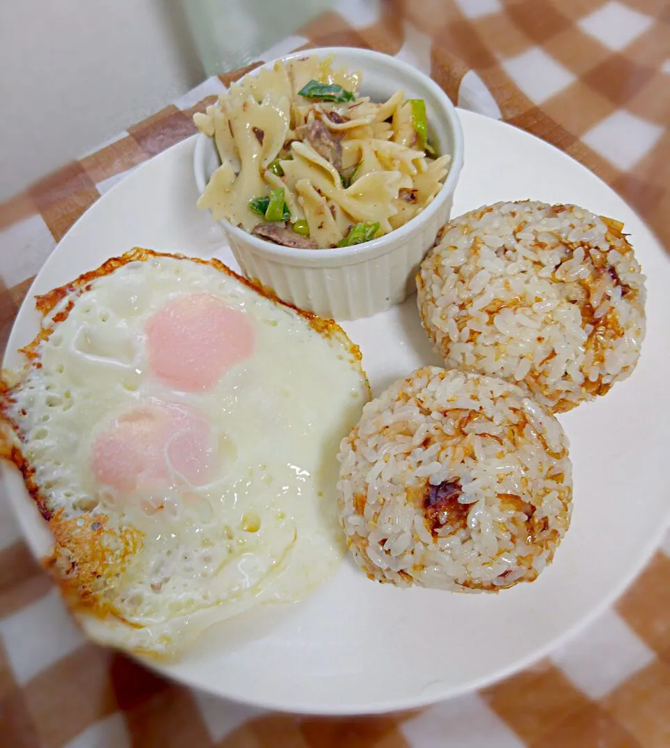 目玉焼き
おにぎり
マカロニサラダ(昨日のトーストの下)|時雨さん