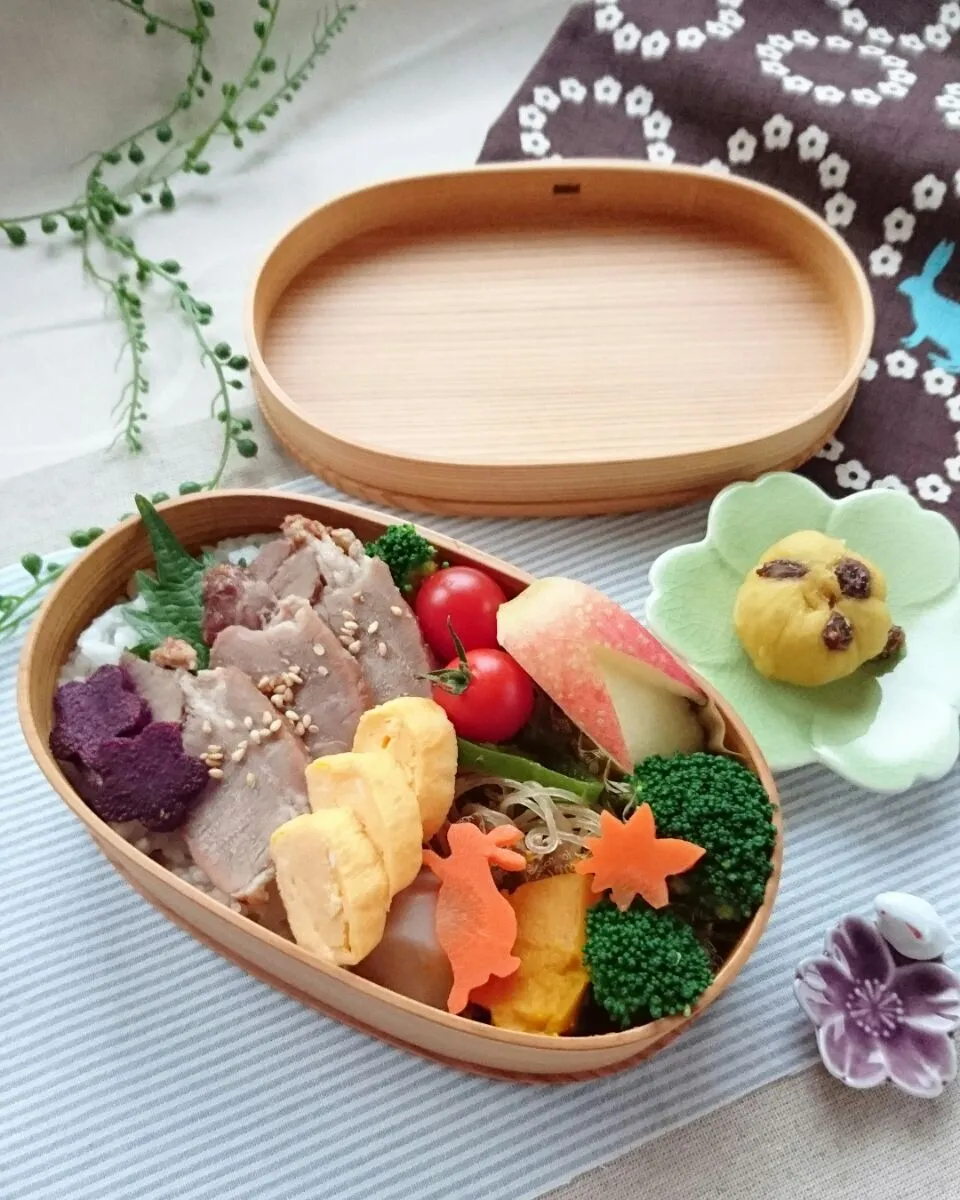 娘弁当
焼豚 チャプチェ 玉子焼き 里芋とかぼちゃの煮物  型抜きにんじん  プチトマト ブロッコリー  紫いものバター焼き 安納芋とレーズンの茶巾  りんご🍎


 #病み上がり弁当 #女の子のお弁当 #中学生お弁当 #娘のお弁当 #娘弁当 #焼豚 #わっぱ弁当 #obento|e  satoさん