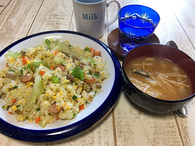 今日の男飯(＞人＜;)お昼ごはんシリーズ♬
大盛りレタス炒飯and大根とエノキの味噌汁♬|ひーちゃんさん