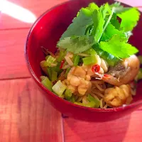 Snapdishの料理写真:【本日のまかない飯】芝海老と鱈白子と里芋と蕪の葉っぱのオイルパスタ|どじょうさん