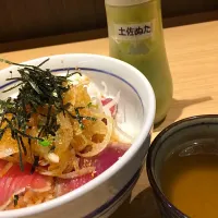 鰹タタキ丼（小）¥500
鰹の藁焼きのタタキ丼、スライス玉ねぎと自家製温玉にタレが掛かってます。
土佐ぬたを付けて食べながら、セルフサービスの鰹の出汁でほっこり温まります☆|岩名 ひとみさん