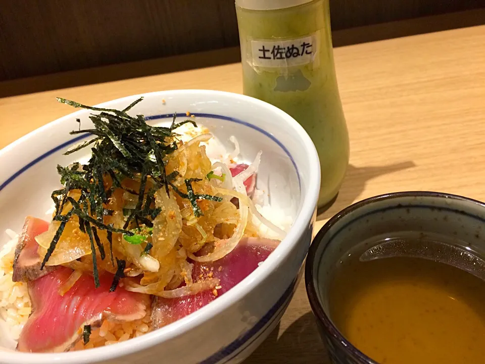 鰹タタキ丼（小）¥500
鰹の藁焼きのタタキ丼、スライス玉ねぎと自家製温玉にタレが掛かってます。
土佐ぬたを付けて食べながら、セルフサービスの鰹の出汁でほっこり温まります☆|岩名 ひとみさん