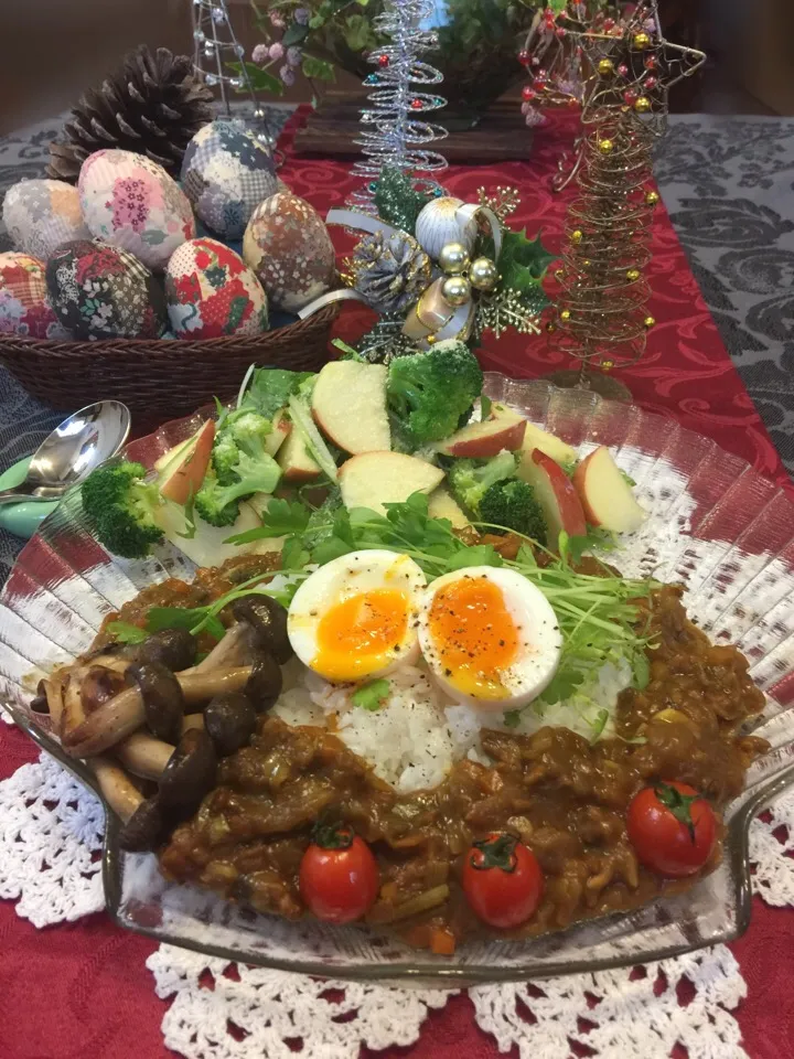 『キーマカレー&りんごサラダ』 今日のトッピングは、キノコのバターソテー、とろりん玉子、プチトマト🍅、ミニセロリ|paaruさん