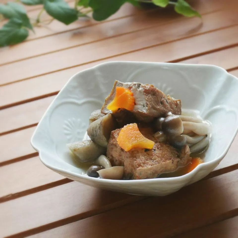 厚揚げ、牛蒡、シメジとかの煮物。|まちまちこさん