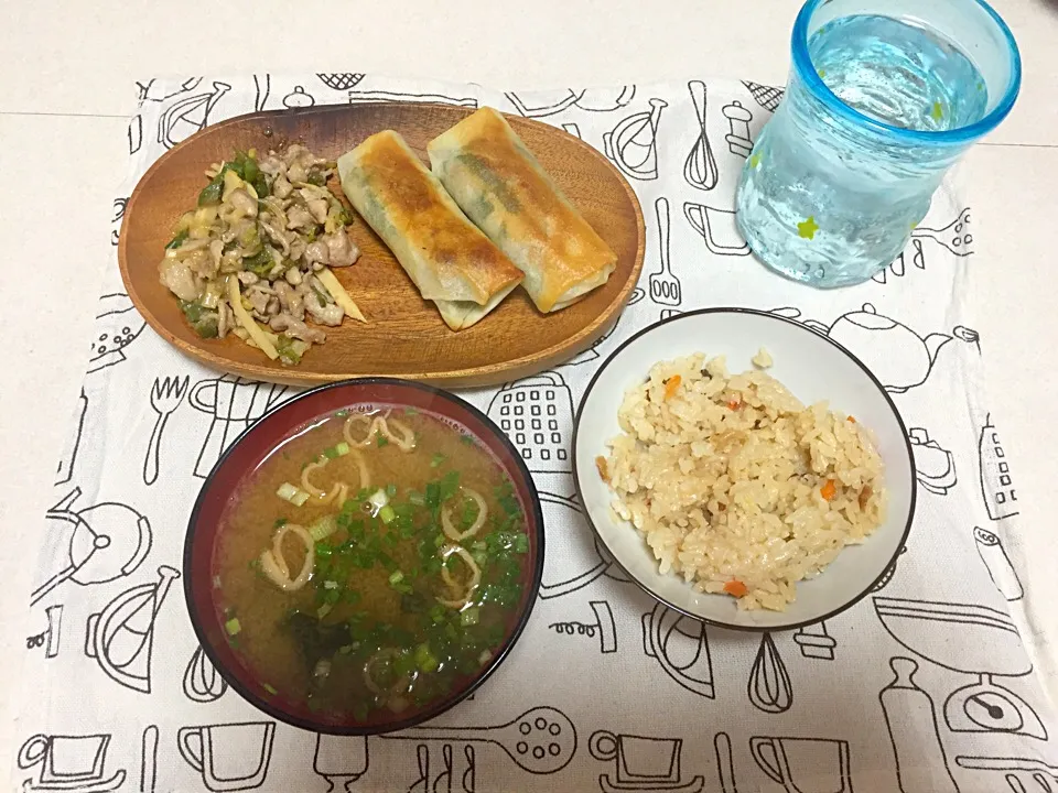 春巻き 混ぜご飯 味噌汁 肉と野菜の炒め物|ゆかさん