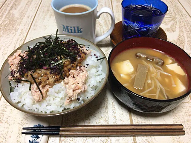 今日の男飯(＞人＜;)テニス後の栄養補給バージョン♬
マヨシーチキン納豆しそごはんand黒はんぺんとエノキと豆腐と椎茸の味噌汁♬|ひーちゃんさん