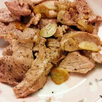 Snapdishの料理写真:蒜香胡椒豬頰肉
Garlic pepper with fry pork
 #Pork 
 #garlic
 #飛太太臉書|lovemissphiさん